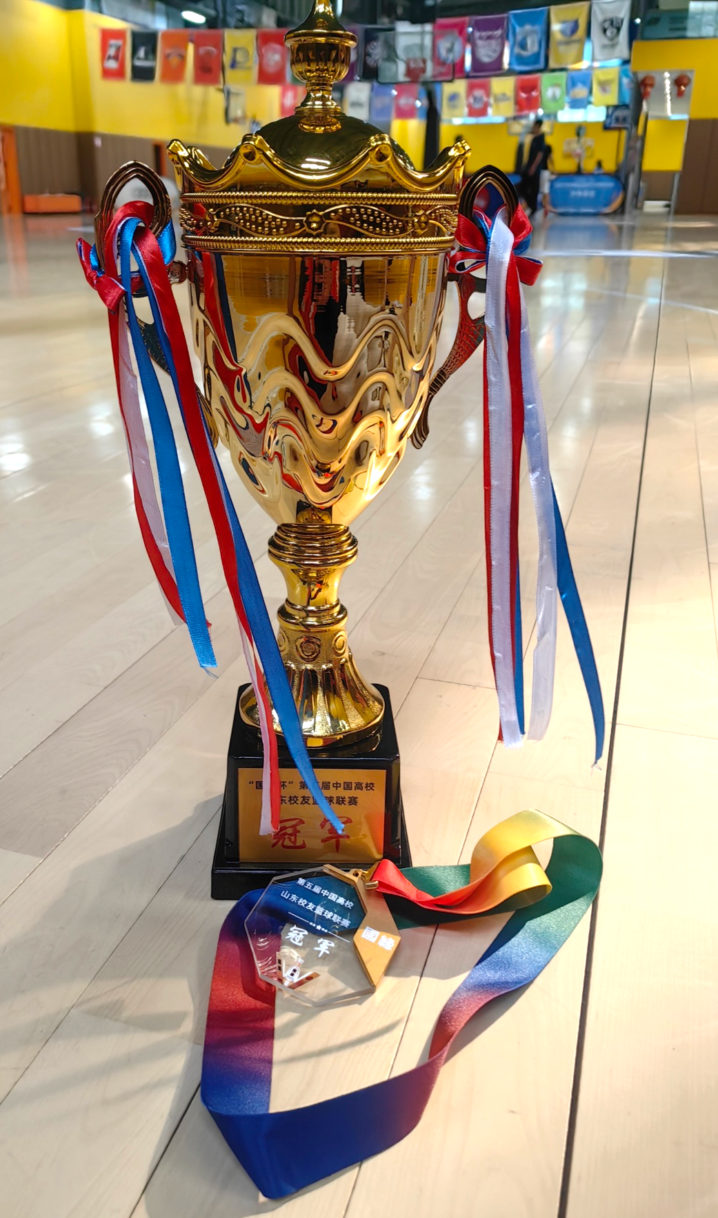 地面奖杯.jpg