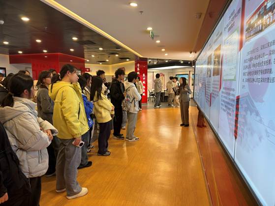 一群人站在室内 AI 生成的内容可能不正确。