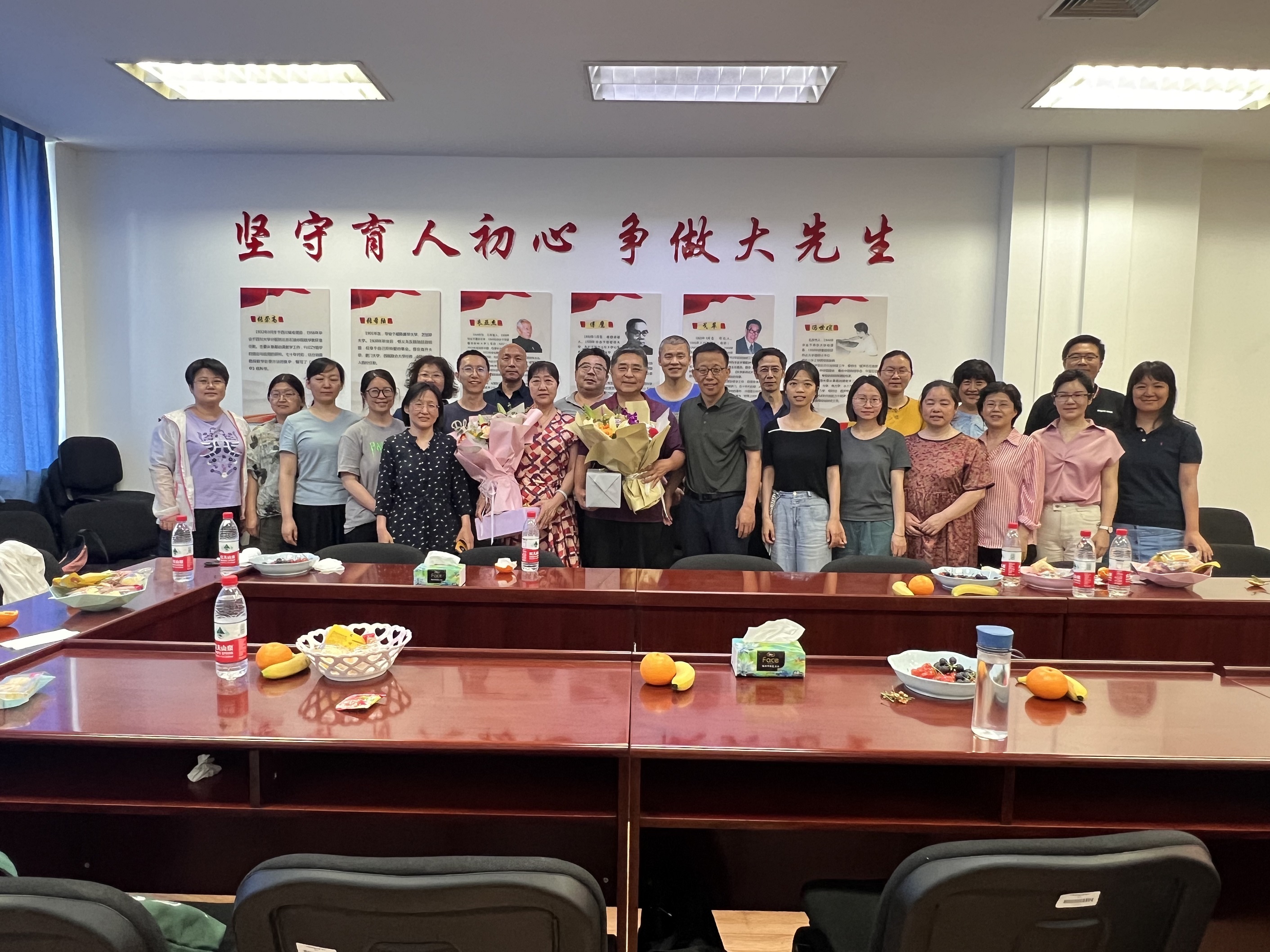 张国林 孟庆民两位老师退休合照1.jpg